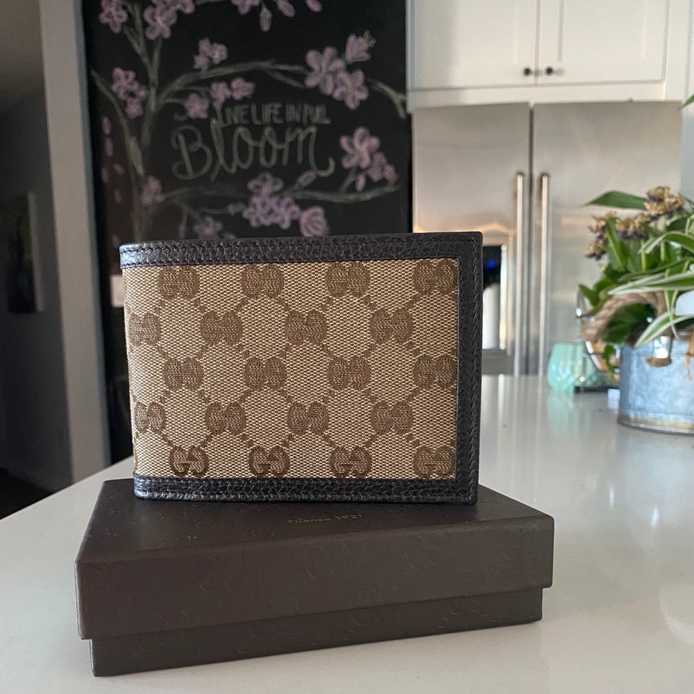***SOLD*** Men’s Gucci GG supreme wallet